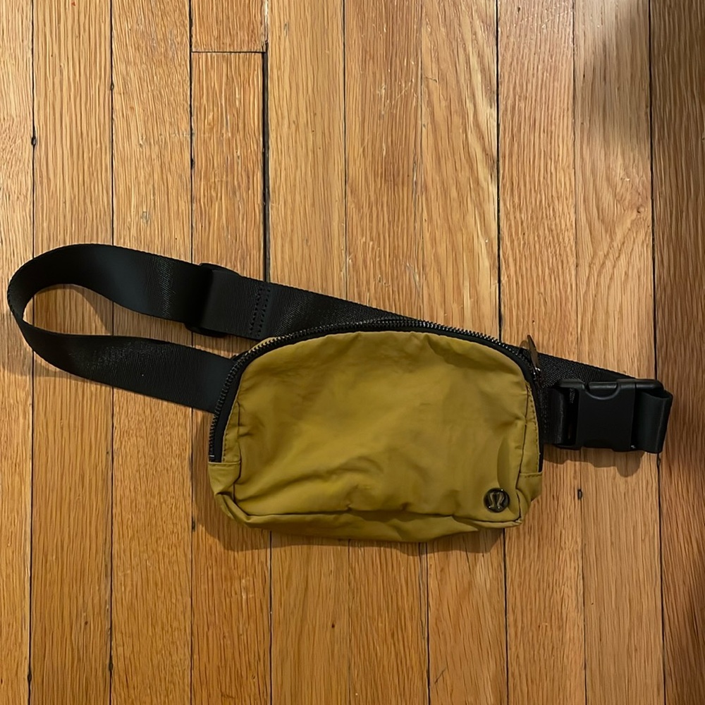 Lululemon belt bag. Never worn. Tags removed